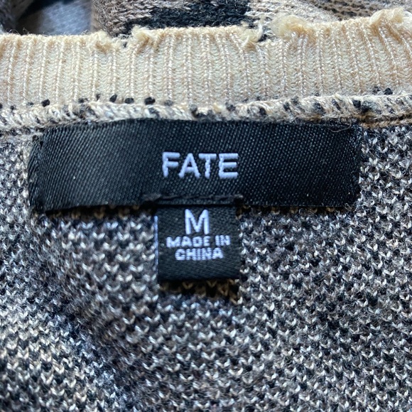 Animal print sweater with frayed edges on the bottom, neckline, and sleeves - Picture 4 of 4